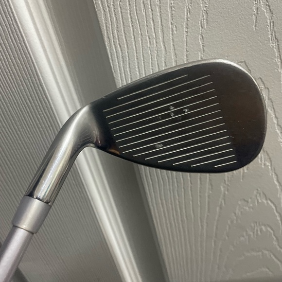 Woman’s cobra golf sand wedge in right handed
Graphite shaft in ladies flex - Picture 2 of 8